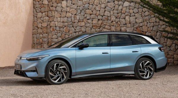 Останалата част от гамата му може да е силно населена с SUV, но Volkswagen все още има два комби автомобила, от които да избирате. Най-новият Passat наистина е страхотно комби, но за тези, които искат да намалят вредните емисии, налице е електрическият роднина.

С 565 литра багажно пространство, ID.7 не може съвсем да се мери със своя братовчед, но има предимството на някои изкушаващо ниски експлоатационни разходи. За тези, които редовно изминават дълги разстояния, батерийният пакет от 77kWh му позволява да измине до 600 км. Това трябва да се окаже достатъчно за почти всяка ежедневна нужда, но винаги можете да заредите ID.7 Tourer от 10 до 80 процента за около 28 минути. Това е благодарение на неговата пикова DC скорост на зареждане от 175kW.